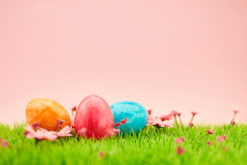 Ostereier auf Wiese als Ostern Hintergrund