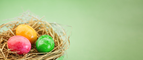 Ostereier im Nest zu Ostern als Panorama Header