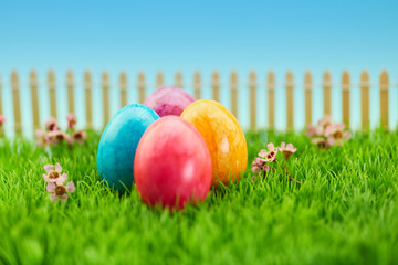 Ostereier im Garten auf Wiese als Ostern Dekoration