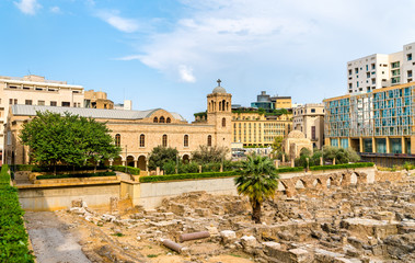 Fototapeta na wymiar Antique ruins and Saint George Greek Orthodox Cathedral in Beirut, Lebanon