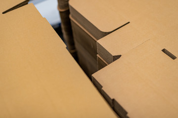 Pudełka kartonowe,  składanie i pakowanie paczek - obrazy, fototapety, plakaty