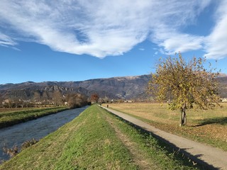 Fototapeta na wymiar La pista ciclabile lungo il fiume Meschio, Vittorio Veneto
