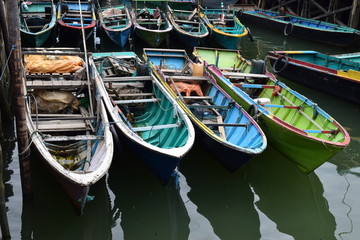 Fototapeta na wymiar boats in parked in beach water