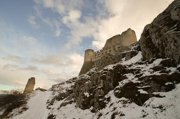 Fototapeta na wymiar Rocca Calascio in inverno con la neve - Antica fortezza in Abruzzo
