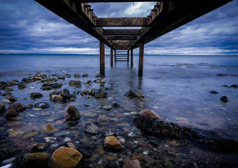 Steg an der st&uuml;rmischen Ostsee 