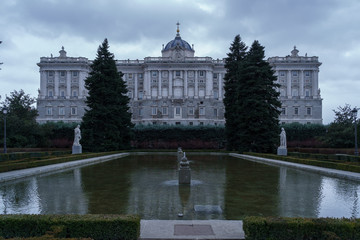 Obraz premium Royal Palace in Madrid under the clouds of rainy winter day