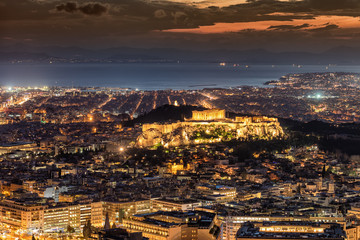 Die Skyline von Athen, Griechenland, am Abend nach Sonnenuntergang mit der Akropolis im Zentrum