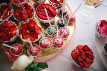 Fototapeta na wymiar cake with strawberries and cream