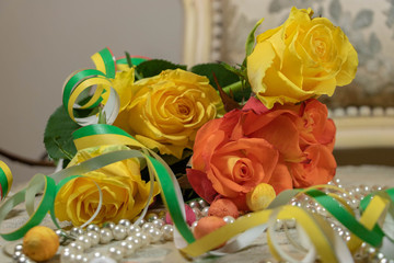 Carnaval et corso fleuri, fleurs, cotillons et serpentins