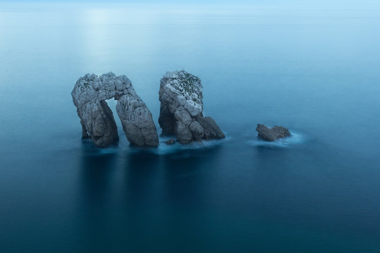 Rocas en medio del mar en Liencres Cantabria
