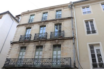 Obraz premium FACADES IMMEUBLES NIMOIS - NIMES - GARD - LANGUEDOC - OCCITANIE