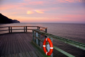 Holzsteg mit Blick zum Meer, beim Sonnenuntergang auf der seebrücke in Sellin, Rügen in Deutschland