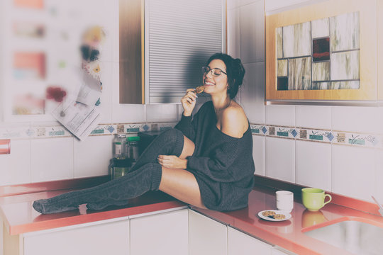 Mujer sexy desayunando en la cocina