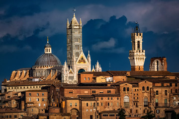Obraz premium Siena, Toskana, Italien, Dom und Palazzo Pubblico, von Agostoli aus gesehen, kurz vor Sonnenuntergang