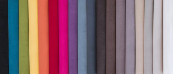 Behangcirkel Kleurrijke meubelstofstalen in de winkel © serikbaib