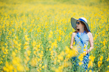 Fototapeta premium Relaxing in a meadow in the summer sun,spring time.