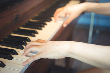 Obraz premium Musician hand playing piano keyboard.