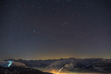 Fototapeta premium Sternenklarer Nachthimmel über den Allgäuer Alpen im Winter