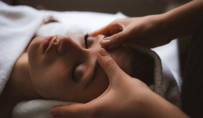 Obraz na płótnie Canvas Facial massage at spa.