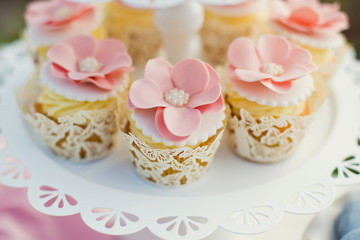 Obraz na płótnie Canvas cupcakes with cream and flower decorations