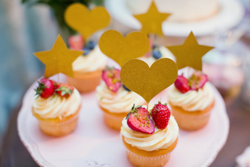 cupcakes with cream and strawberries
