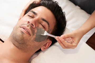 Obraz na płótnie Canvas Man doing procedure for face