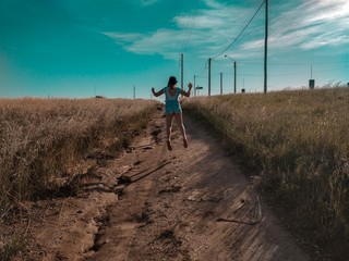 Chica volando sobre el campo