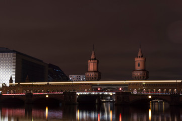 Fototapeta na wymiar Oberbaum bridge Oberbaumbruecke in Berlin, Kreuzberg at night