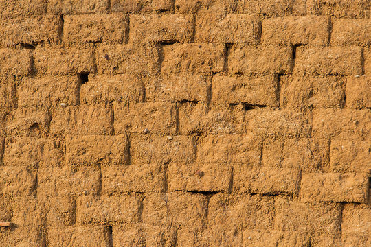 Pared para fondo o textura. Bloques de adobe, barro y paja  cocido al sol 