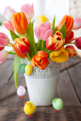Bunte Tulpen mit Dekoration
