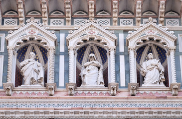 Obraz premium Statues of the Apostles and the fine architectural detail of the of the, Portal of Cattedrale di Santa Maria del Fiore (Cathedral of Saint Mary of the Flower), Florence, Italy