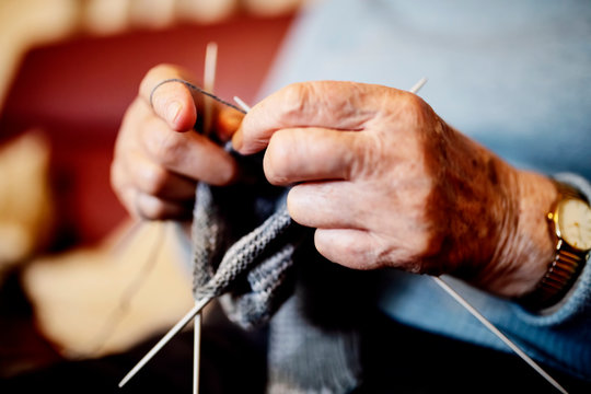 H&auml;nde einer strickenden Seniorin