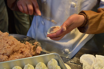 小籠包作り(making dumpling)