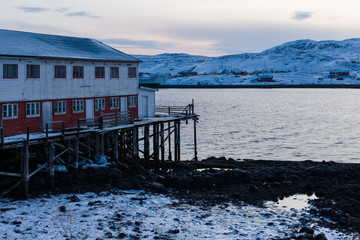 Edificio su palafitte nell'inverno artico