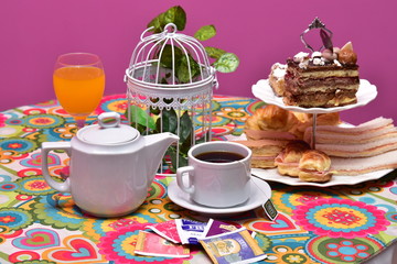 Té con medialunas merienda o desayuno
