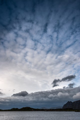 cielo con nuvole su un fiordo norvegese