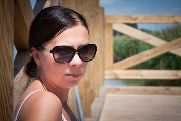 Portret kobiety w okularach przeciwsłonecznych © Mariusz Stoszewski