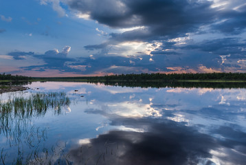 nubi riflesse sul lago in finlandia d'estate