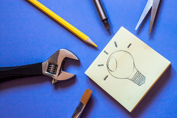 Sticky note and pen on blue background