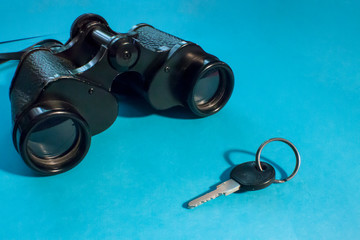 Binoculars with a key