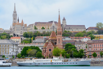 The fort with towers is the resting place of the inhabitants of Budapest. From the observation deck offers a beautiful view of the city. The Catholic Church of St. Matthias in the late Gothic style.