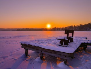 Zimowy zachód słońca. Jezioro na Warmii
