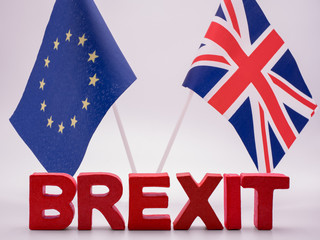 Schrift Brexit mit EU und UK Flagge mit weißem Hintergrund 