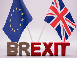 Schrift Brexit mit EU und UK Flagge mit weißem Hintergrund 