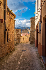 Un vicolo della cittadina di Gangi con vista sulle cime innevate delle Madonie, provincia di Palermo IT