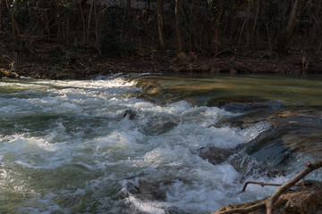 Wildes Gewässer im Winter