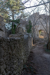 Mauer, Stufen und Durchgang in der Burgruine Rauheneck