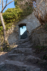 Durchgang in der Burgruine Rauheneck