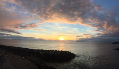 Cielo colorato con nuvole al tramonto, Torre del Greco, Italia