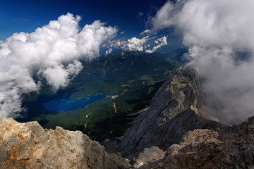 Zugspitze, Blick auf den Eibsee, Garmisch-Patenkirchen, Bayern, Deutschland